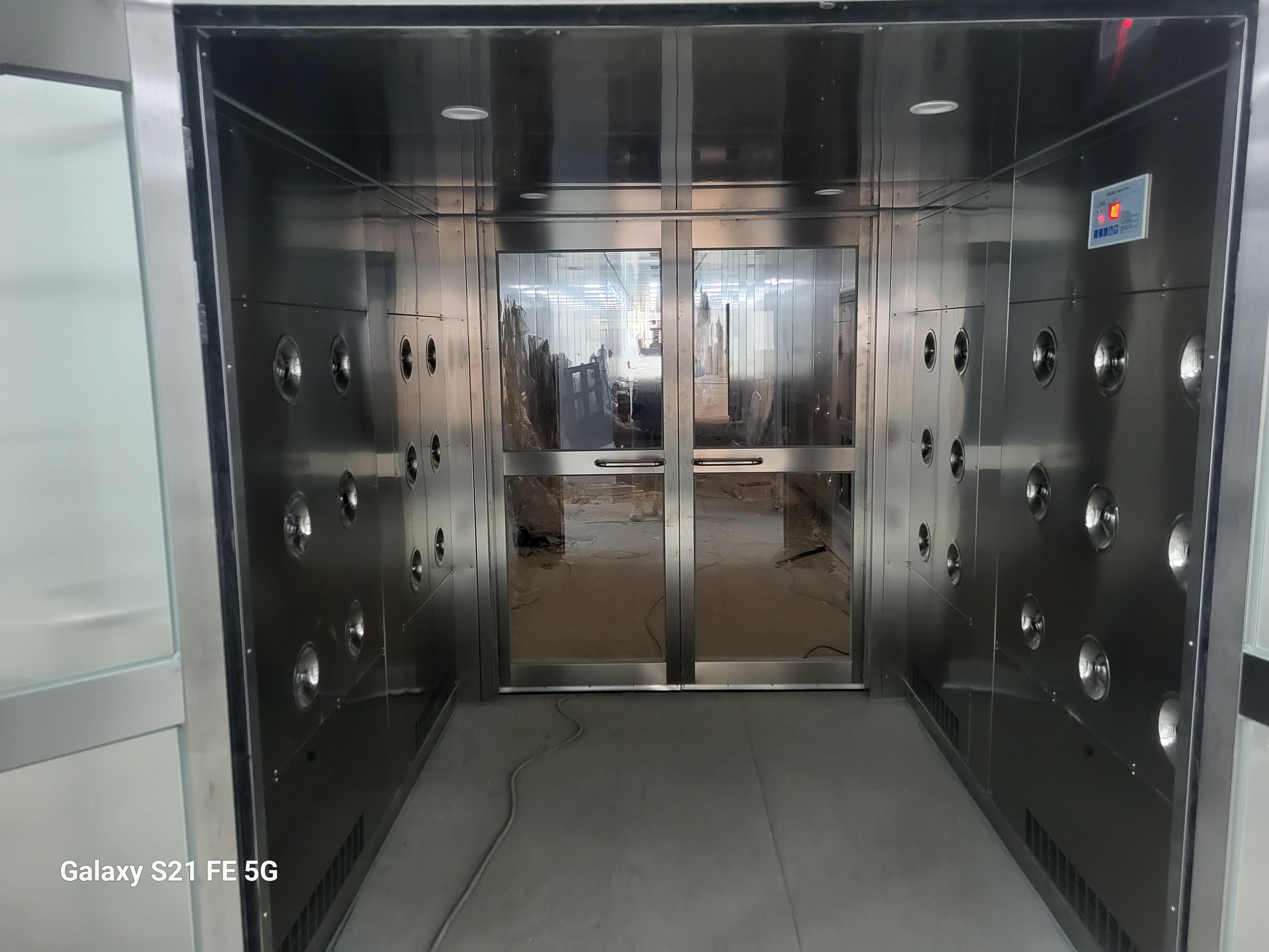 濟寧科力光電產(chǎn)業(yè)有限責任公司貨淋室安裝